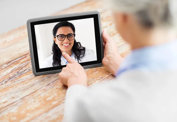 Senior woman patient having video call with doctor — Stock Photo, Image