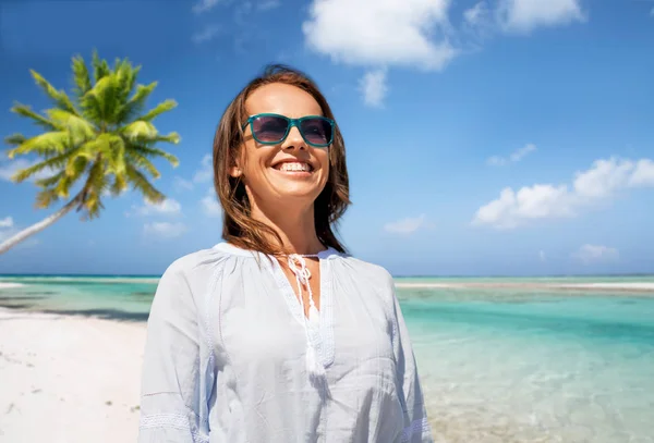 Feliz mulher sorridente em óculos de sol sobre a praia — Fotografia de Stock