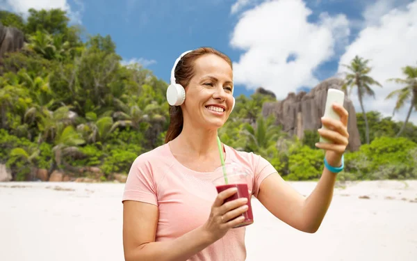 Mujer con smartphone y agitar escuchando música —  Fotos de Stock