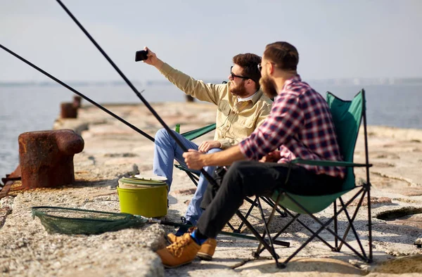 Amis pêche et de prendre selfie par smartphone — Photo