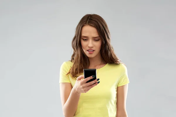 Jonge vrouw of tienermeisje met smartphone — Stockfoto