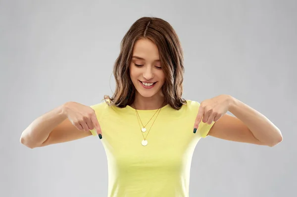Junge Frau oder Teenager in gelbem T-Shirt — Stockfoto