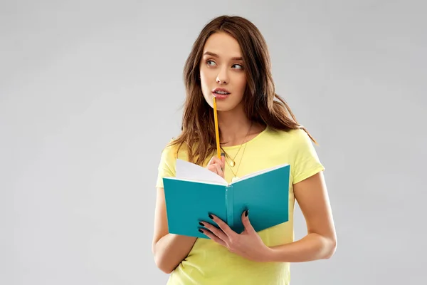Adolescente étudiante avec journal intime ou cahier — Photo