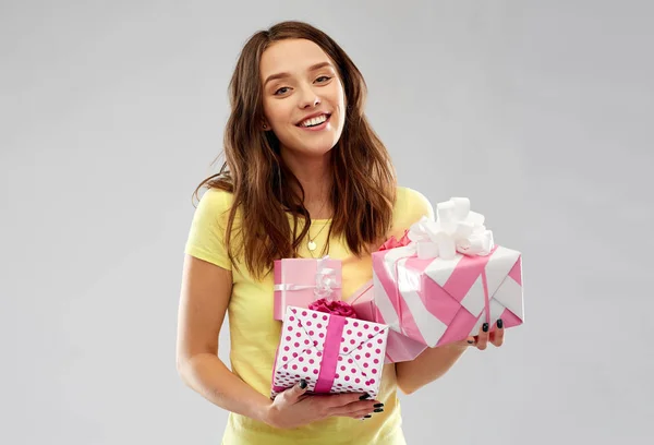 Νεαρή γυναίκα ή εφηβικό κορίτσι με τα δώρα γενεθλίων — Φωτογραφία Αρχείου