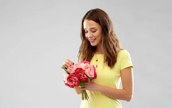 Jeune femme ou adolescente avec bouquet de fleurs — Photo