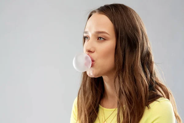 Jeune femme ou adolescente soufflant chewing-gum — Photo