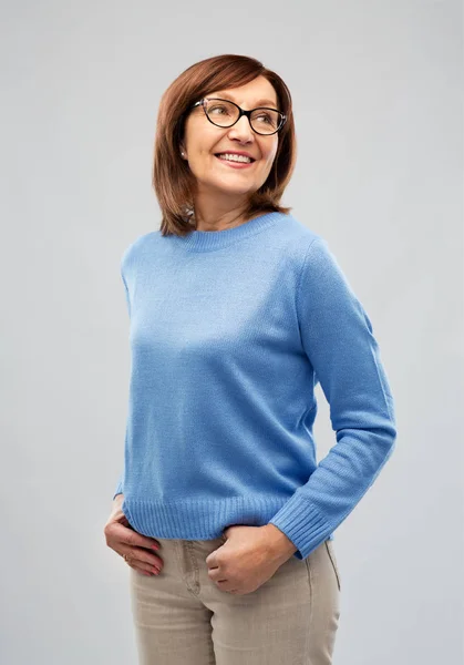 Retrato de mujer mayor en gafas sobre gris — Foto de Stock