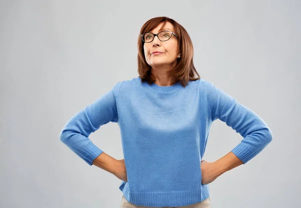 Mujer mayor disgustado en gafas sobre gris — Foto de Stock