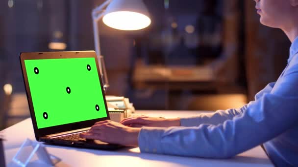 Businesswoman with green screen on laptop at night — Stock Video