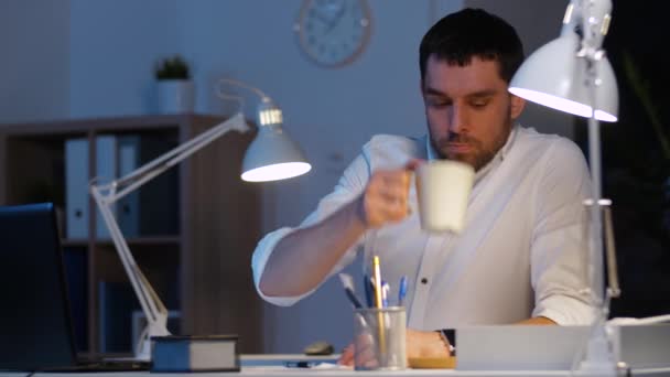 Om de afaceri cu fișiere și laptop care lucrează noaptea — Videoclip de stoc