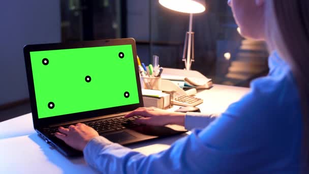 Zakenvrouw met groen scherm op laptop's nachts — Stockvideo