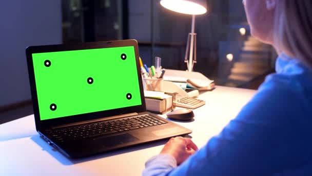 Affärskvinna med grön skärm på laptop på natten — Stockvideo