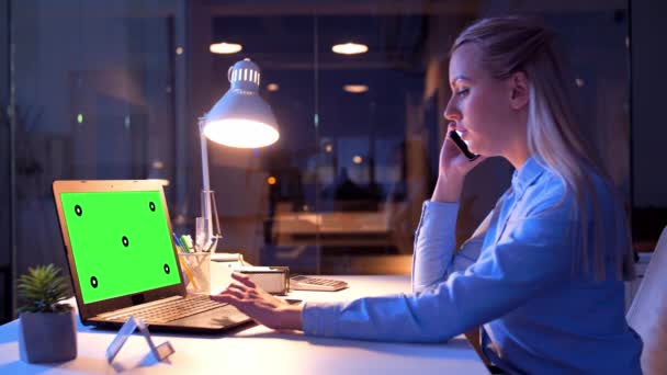 Zakenvrouw met groen scherm op laptop's nachts — Stockvideo