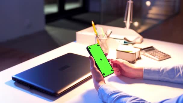 Empresaria con pantalla verde en smartphone — Vídeo de stock