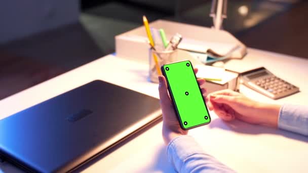 Empresaria con pantalla verde en smartphone — Vídeo de stock