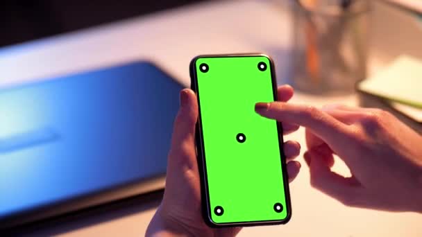 Iş kadını ile smartphone cep telefonu ile yeşil perde — Stok video
