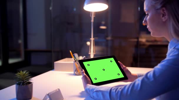 Affärskvinna med grön skärm på TabletPC — Stockvideo