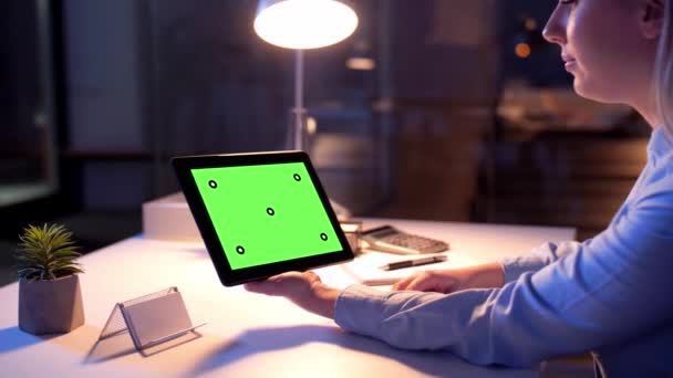 Geschäftsfrau mit grünem Bildschirm auf Tablet-PC — Stockvideo