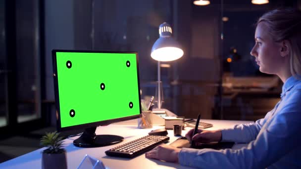 在电脑上有绿色屏幕的女商人 — 图库视频影像