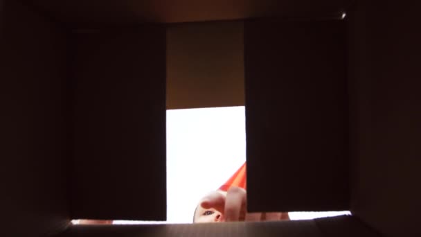 ギフト ボックスを開くパーティー ハットで幸せな誕生日の女の子 — ストック動画
