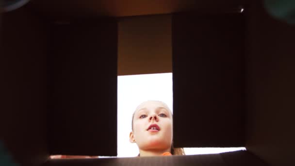 Boldog lány fejhallgató eloszlatása díszdobozban — Stock videók