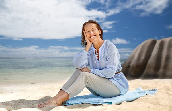 Donna felice sopra seychelles isola spiaggia tropicale — Foto Stock