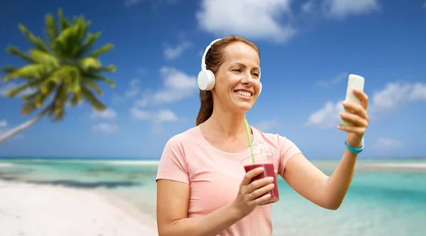 Woman with smartphone and shake listening to music — Stock Photo, Image