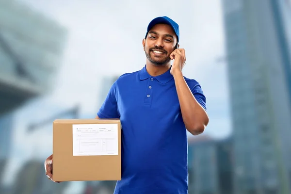 Homem de entrega indiano com smartphone e caixa de encomendas — Fotografia de Stock