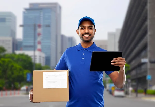 टैबलेट पीसी और पार्सल बॉक्स के साथ भारतीय वितरण आदमी — स्टॉक फ़ोटो, इमेज
