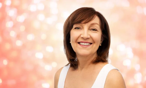 Retrato de mulher sênior sorridente sobre branco — Fotografia de Stock