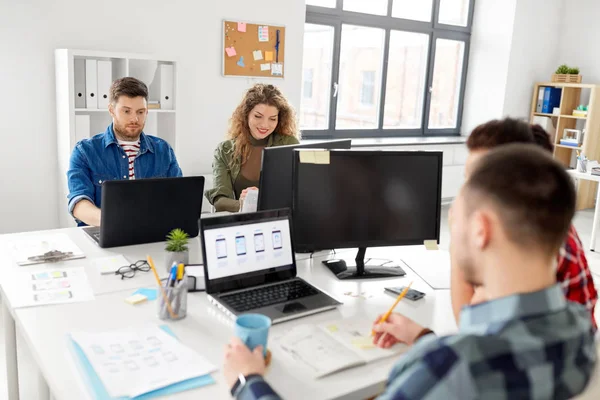 Kreativa team som arbetar med användargränssnitt på kontor — Stockfoto