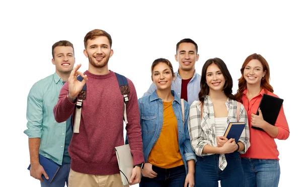 Grupp av leende studenter visar ok hand tecken — Stockfoto
