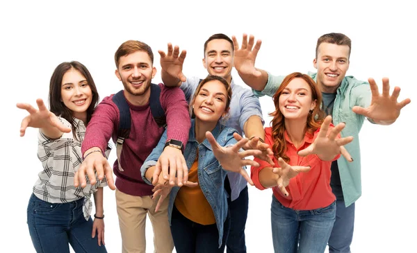 Grupo de estudantes felizes sobre fundo branco — Fotografia de Stock