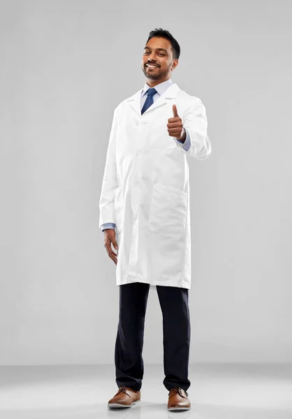 Médico indiano ou cientista mostrando polegares para cima — Fotografia de Stock