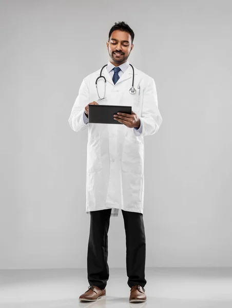 Sorridente índio masculino médico com tablet computador — Fotografia de Stock