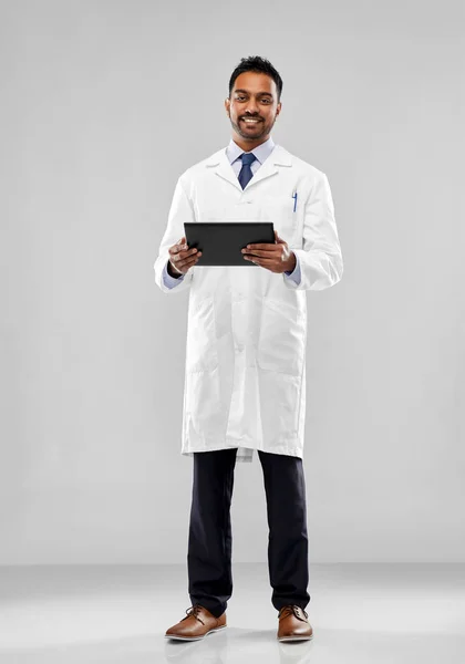 Індійська лікаря або вченого з планшетного комп'ютера — стокове фото