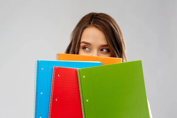 Tiener student meisje verstopt achter laptops — Stockfoto