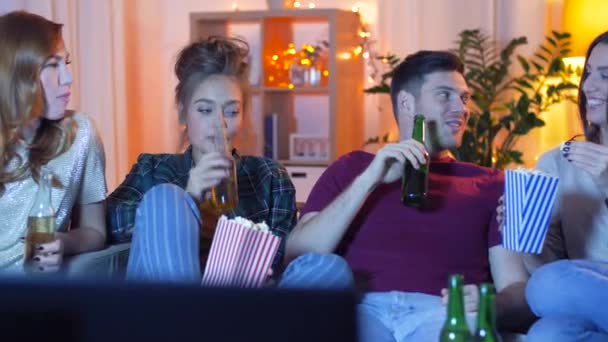 Przyjaciele z piwem i popcornem oglądający telewizję w domu — Wideo stockowe