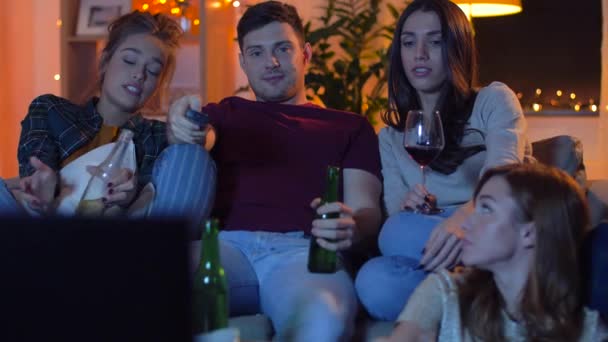 Meg italokkal és rágcsálnivalókkal otthon tévénézés — Stock videók