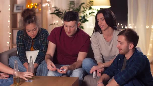Freunde spielen abends zu Hause Kartenspiel — Stockvideo