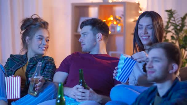 Barátok sör és popcorn tévénézés otthon — Stock videók