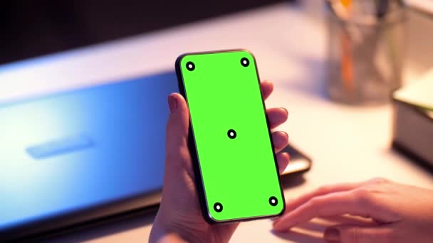 Zakenvrouw met groen scherm op smartphone — Stockvideo