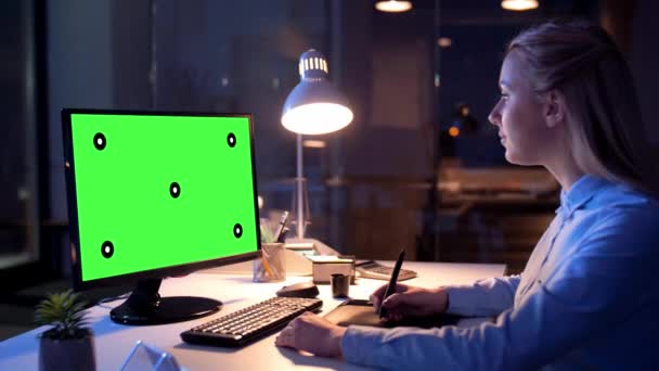 Zakenvrouw met groen scherm op computer — Stockvideo