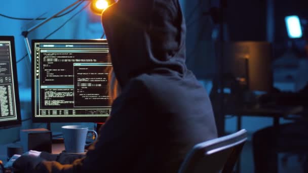 Hacker criando vírus de computador para ataque cibernético — Vídeo de Stock