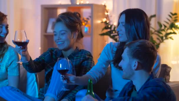 Amigos con bebidas y pizza viendo la televisión en casa — Vídeos de Stock