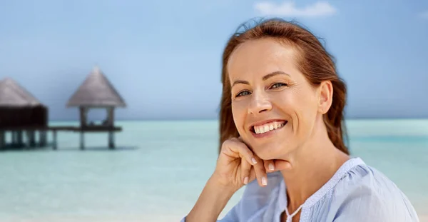 Porträt einer glücklich lächelnden Frau am Sommerstrand — Stockfoto