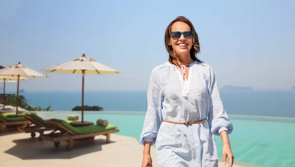 Mujer feliz caminando sobre la piscina borde infinito —  Fotos de Stock