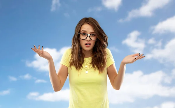 Verwirrte Frau oder Teenager mit Brille — Stockfoto