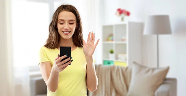 Sorridente ragazza adolescente che fa videochiamata smartphone — Foto Stock