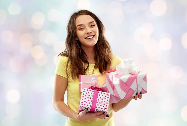 Mujer joven o adolescente con regalos de cumpleaños —  Fotos de Stock